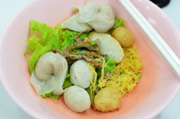 Nouilles de style asiatique avec du porc et boule de poisson — Photo