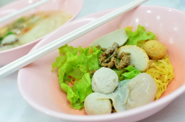 Fideos de estilo asiático con cerdo y bola de pescado — Foto de Stock