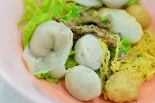 Fideos de estilo asiático con cerdo y bola de pescado — Foto de Stock