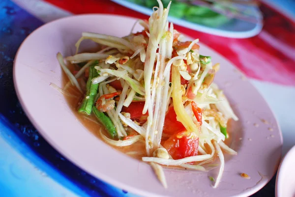 Thajský salát z papáji horké a kořeněné — Stock fotografie