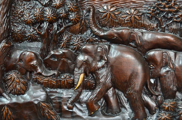 森林のタイ様式のアートワークの中の象 — ストック写真