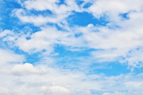 Bella nuvoloso cielo blu sfondo — Foto Stock