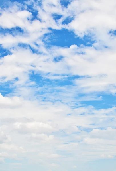 Mooie bewolkte blauwe hemelachtergrond — Stockfoto