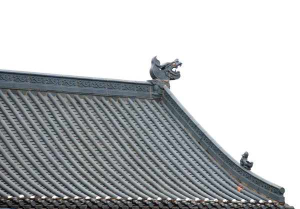 Скульптура дракона на крыше — стоковое фото
