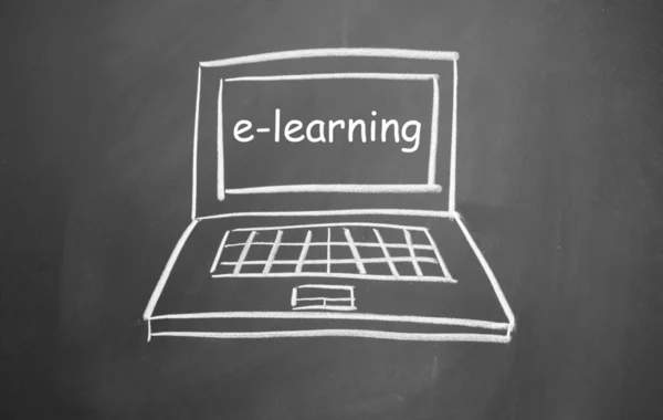 Símbolo de e-learning desenhado com giz no quadro negro — Fotografia de Stock