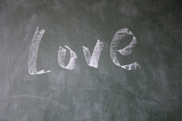 Τίτλο αγάπη γραμμένα με κιμωλία στο blackboard — Φωτογραφία Αρχείου