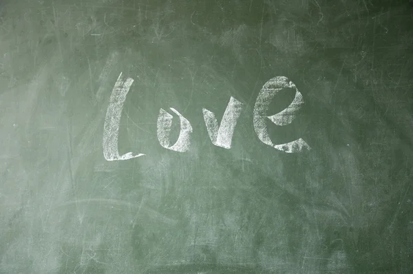 Miłość tytuł napisane kredą na tablicy — Zdjęcie stockowe