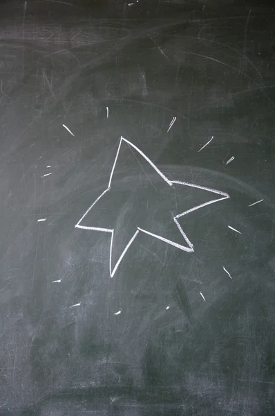 Tahtaya tebeşir ile çizilmiş yıldız — Stok fotoğraf