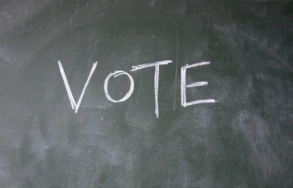Abstimmungstitel mit Kreide auf Tafel geschrieben — Stockfoto