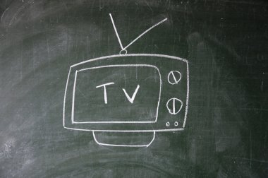 tahtaya tebeşir ile çekilmiş tv