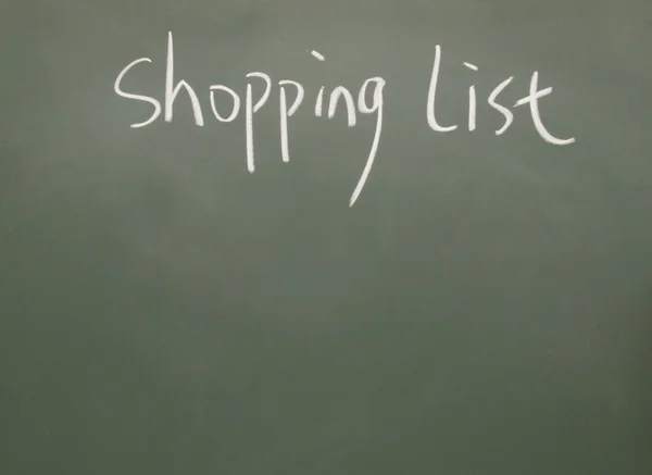 Shopping lista titel skriven med krita på svarta tavlan — Stockfoto