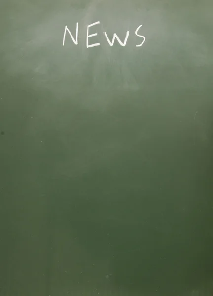 Nachrichtentitel mit Kreide auf Tafel geschrieben — Stockfoto