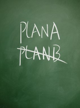 planı bir ve plan b tahtaya tebeşir ile yazılı