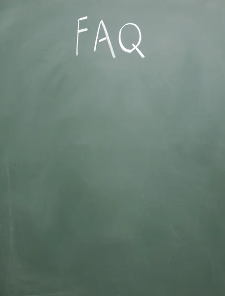 FAQ titel geschreven met krijt op blackboard — Stockfoto