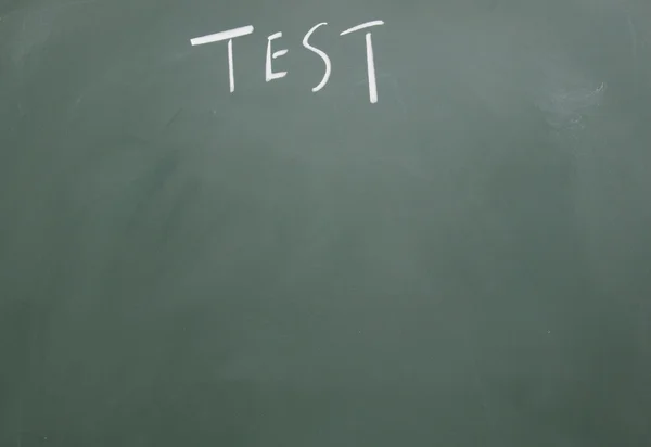 黑板上用粉笔写的测试标题 — 图库照片