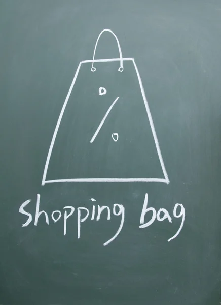 Shopping väska dras med krita på svarta tavlan — Stockfoto