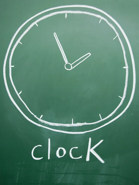 Relógio desenhado com giz no quadro negro — Fotografia de Stock
