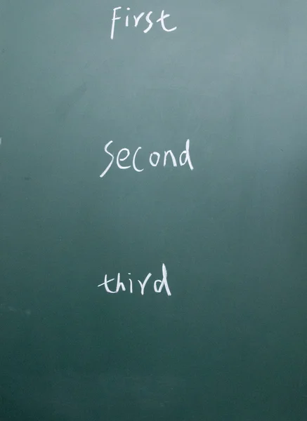 Eerste tweede derde geschreven met krijt op blackboard — Stockfoto