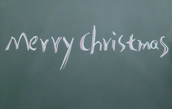 Merry christmas titel geschreven met krijt op blackboard — Stockfoto
