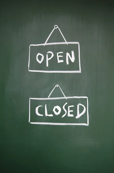 Open en gesloten tekenen getekend met krijt op blackboard — Stockfoto