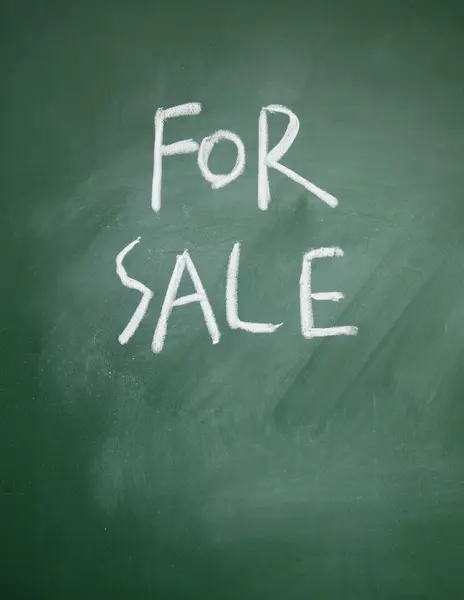 Försäljning titel skriven med krita på svarta tavlan — Stockfoto