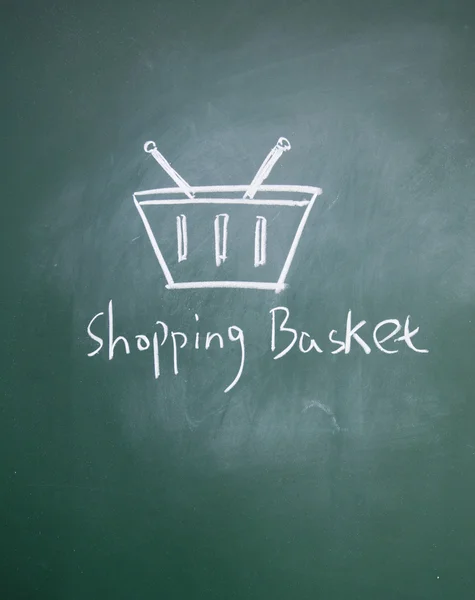 Cesta de compras desenhada com giz no quadro negro — Fotografia de Stock