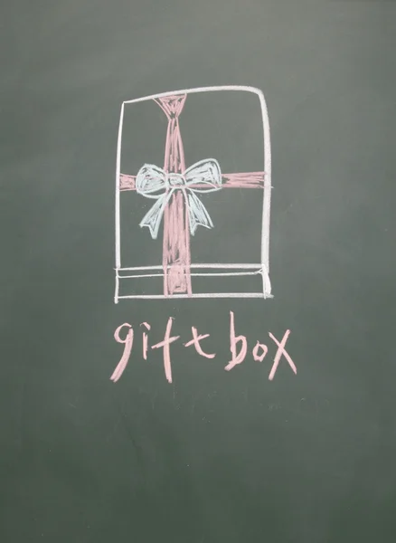 Scatola regalo disegnata con gesso sulla lavagna — Foto Stock