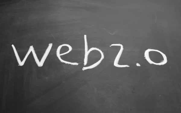 Web 2.0 titel skriven med krita på svarta tavlan — Stockfoto