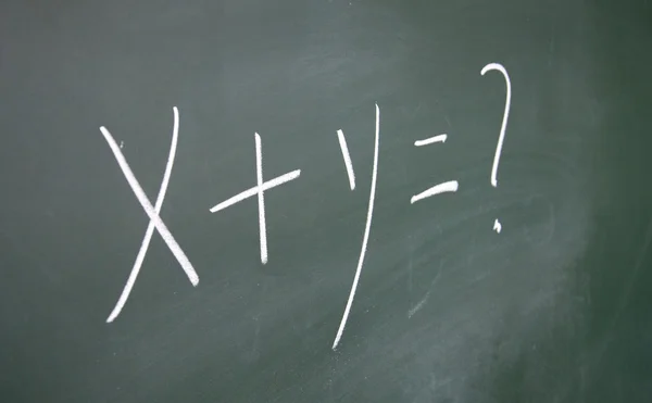 X + y =? geschreven met krijt op blackboard — Stockfoto