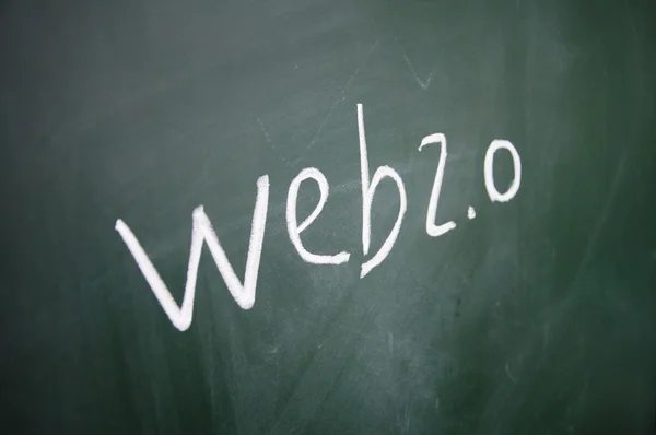 Web 2.0 tecken skrivet med krita på svarta tavlan — Stockfoto