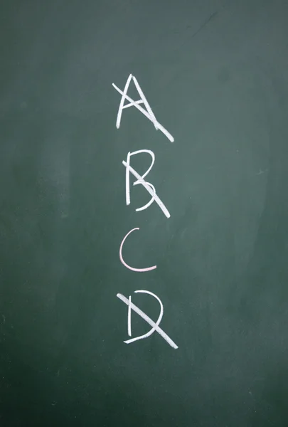 A?B?C?黒板にチョークで書かれた D 選択 — ストック写真