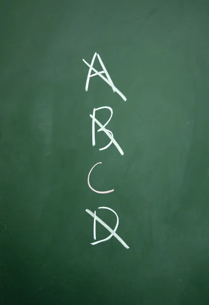 A, b, c, d, mit Kreide auf Tafel geschrieben — Stockfoto