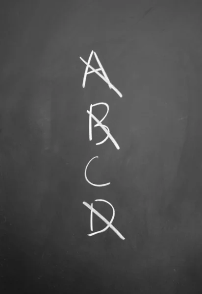 A? B? C? D keuze geschreven met krijt op blackboard — Stockfoto