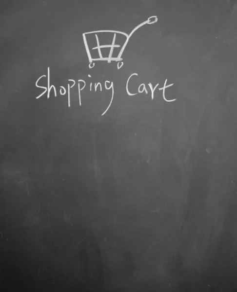 Carrinho de compras desenhado com giz no quadro negro — Fotografia de Stock