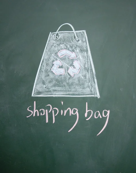Yeniden kullanılabilir alışveriş çantası ile Tebeşir tahtaya çizilen — Stok fotoğraf
