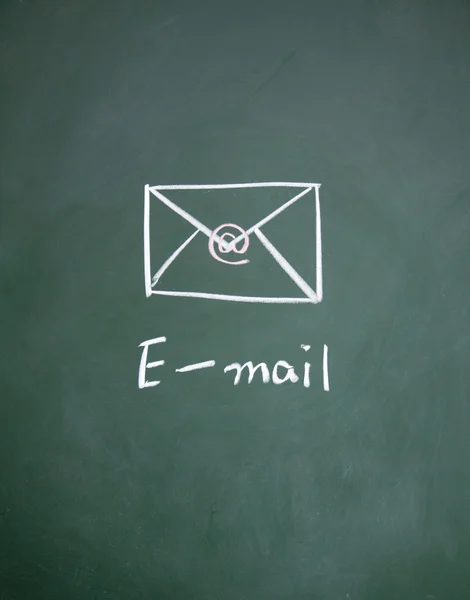 E-mailové symbol nakreslen křídou na tabuli — Stock fotografie