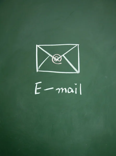 Símbolo de e-mail desenhado com giz no quadro negro — Fotografia de Stock