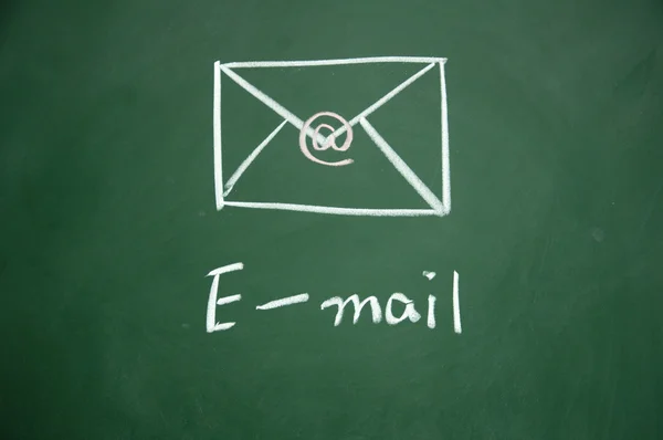 E-posta simgesi ile Tebeşir tahtaya çizilen — Stok fotoğraf