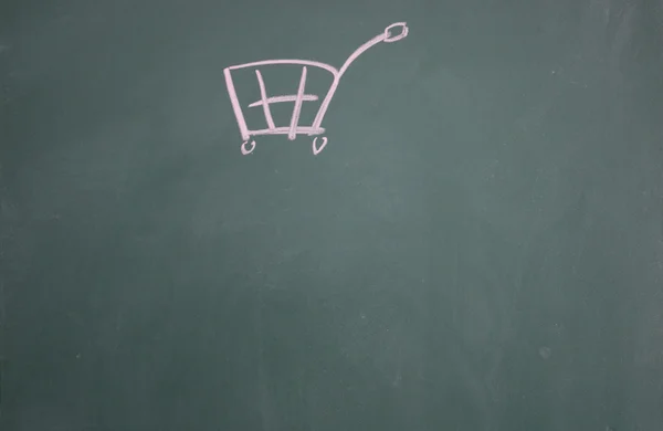 Carrinho de compras símbolo desenhado com giz no quadro negro — Fotografia de Stock