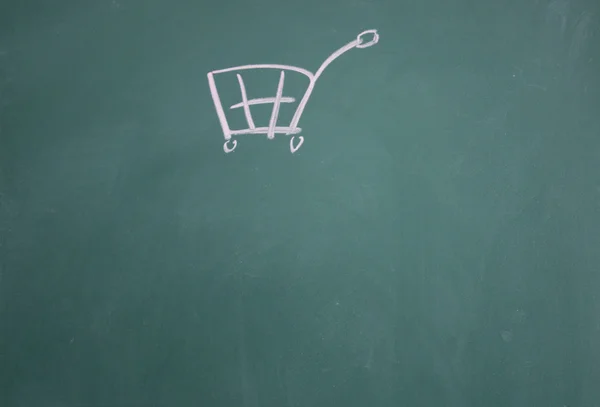 Shopping cart symbol dras med krita på svarta tavlan — Stockfoto