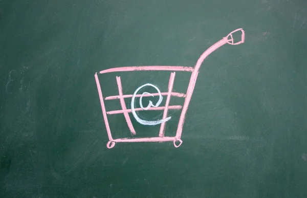 Símbolo do carrinho de compras online desenhado com giz no quadro negro — Fotografia de Stock