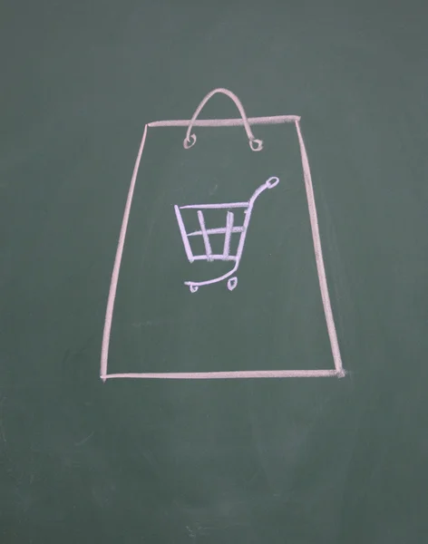 Symbol torba na zakupy rysowane kredą na tablicy — Zdjęcie stockowe