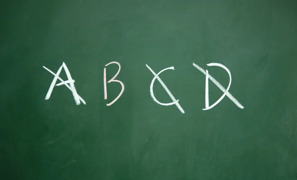 A?B?C?黒板にチョークで書かれた D 選択 — ストック写真