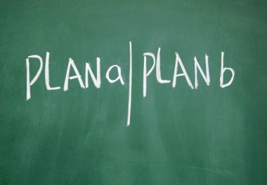 planı bir ve plan b tahtaya tebeşir ile yazılı