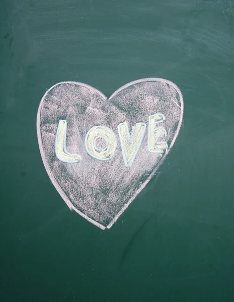 Znak miłości rysowane kredą na tablicy — Zdjęcie stockowe