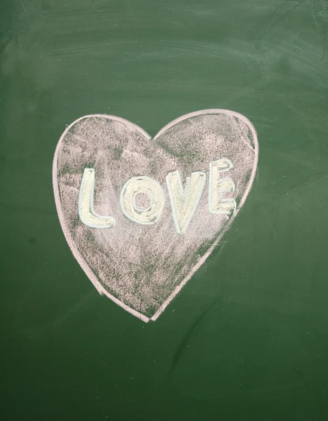 Segno d'amore disegnato con gesso sulla lavagna — Foto Stock