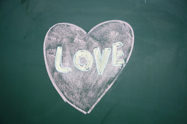 Znamení lásky nakreslen křídou na tabuli — Stock fotografie