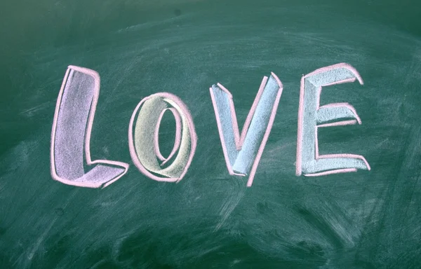 Liefde teken getekend met krijt op blackboard — Stockfoto
