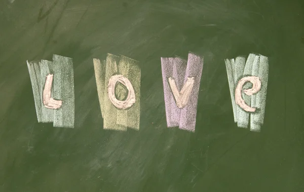 Znamení lásky nakreslen křídou na tabuli — Stock fotografie