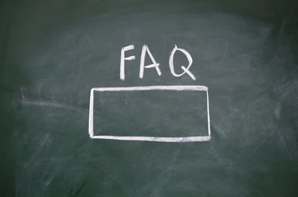 FAQ zoekinterface met krijt op blackboard — Stockfoto